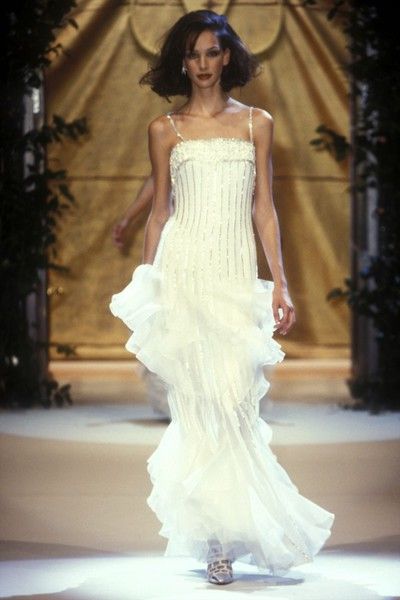 Jasmin Tookes, Vintage Runway Fashion, Valentino Runway, Model Runway, 90s Runway Fashion, Runway Fashion Couture, Vintage Runway, Runway Outfits, Valentino Couture