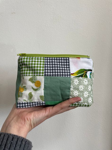 Homemade Makeup Bag, How To Make A Makeup Bag, Patchwork Ideas Projects, Sewing Project Gifts, Craft Sale Ideas Make And Sell, Small Sewing Projects For Gifts, Easy Gifts To Sew, Diy Makeup Pouch, Cosmetic Bag Pattern