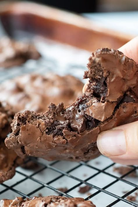 Chewy, Fudgy Flourless Chocolate Cookies Dolce Poche Calorie, Gluten Free Chocolate Cookies, Flourless Chocolate Cookies, Chocolate Fudge Cookies, Flourless Cookies, Keto Cookie Recipes, Postre Keto, Fudge Cookies, Low Carb Cookies