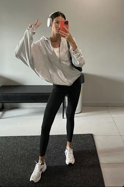 The 8 Activewear Pieces Every Fashion Person Owns - CLOSS FASHION Chic Activewear, Modest Workout, Gym Ootd, Pilates Outfit, Gymwear Outfits, Gym Crush, Look Legging, Outfit Gym, Cute Gym Outfits