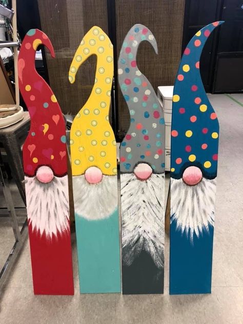 Gnome Pallet Projects, Picket Fence Gnomes, Wood Gnome Patterns Free, Gnome Boards For Porch, Garden Gnomes Diy, Wooden Gnomes, Christmas Booth, Christmas Wooden Signs, Pallet Christmas Tree