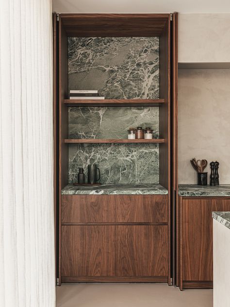 Wood Kitchen Shelf, Kitchen Design Details, Modern Wood Kitchen, Walnut Timber, Walnut Kitchen, Design Café, Kitchen Shelf, Kitchen Marble, Counter Tops