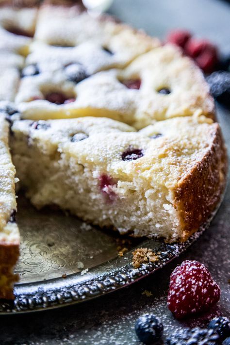 Easy Ricotta Cake with Fresh Berries Blackberry Ricotta Cake, Ricotta Bundt Cake, Cake With Fresh Berries, Blueberries For Sal, Vegan Xmas, Snacking Cake, Blackberry Recipes, Ricotta Recipes, Berry Muffins