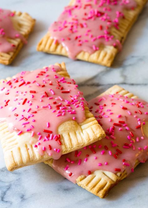 Berry Poptarts, Homemade Pop Tarts, Poptart Recipe, Beaux Desserts, Packaged Snacks, Pop Tart, Breakfast Items, Food Inspo, Sweets Treats