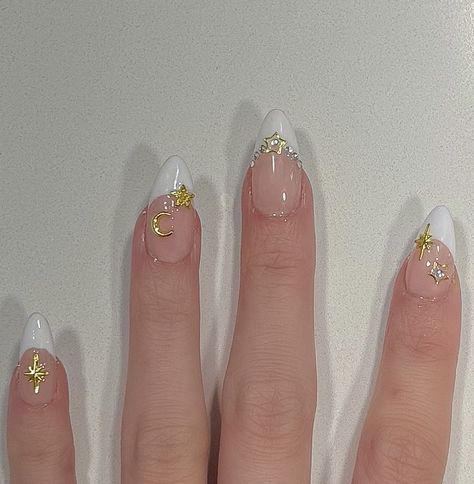 White and gold French tip almond nails French Tip Nails With Gold Design, Almond White French Tip Nails, White And Gold Almond Nails, Gold Stars Nails, White And Gold French Tip Nails, French Tip With Gold, Long Round Nails, Almond French Tips, Gold French Tip