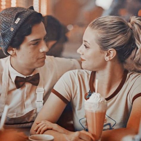 Jughead Riverdale, Betty Jughead, Riverdale Betty And Jughead, Lili Reinhart And Cole Sprouse, Riverdale Betty, Riverdale Characters, Bughead Riverdale, Lily Cole, Betty And Jughead