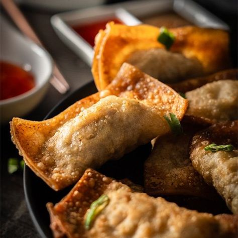 Crispy Gau Gee Ono Kine Recipes, Favorite Party Appetizers, Crispy Wonton, Hawaiian Recipes, Wonton Recipes, Garlic Chicken Recipes, Food Texture, Hawaii Food, Party Appetizer