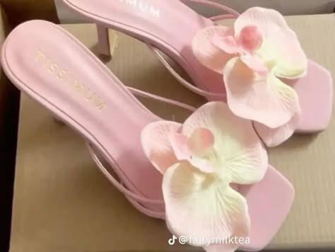 Pretty Heels, Flower Heels, Heels Aesthetic, Dr Shoes, Cute Shoes Heels, Fancy Shoes, Cute Heels, Girly Shoes, Shoe Inspo