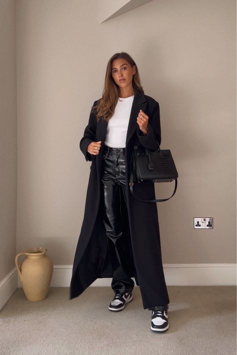 Straight trousers curated on LTK Leather Pants Outfit Winter, Leather Trousers Outfit, Turtleneck Outfit, Leather Pants Outfit, Trouser Outfit, Outfit Mujer, Black And Blonde, Trench Coat Black, Straight Trousers