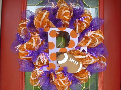 Clemson Wreath Clemson Wreath, Clemson Decor, Football Team Wreaths, Clemson Fans, Christmas Wreath Craft, Sports Wreaths, Tiger Crafts, Burlap Christmas Wreath, Football Wreath