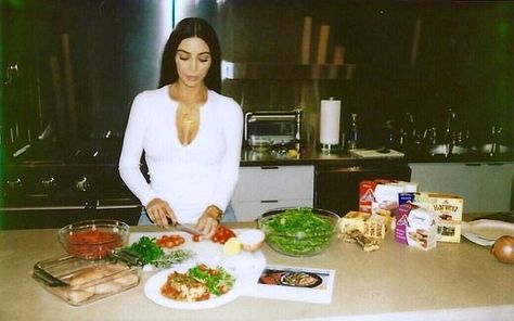 Low-carb: The reality TV star Kim Kardashian prepares a ketogenic meal at home... Kim Kardashian Diet, Kardashian Diet Plan, Cholesterol Medications, Baby News, Cholesterol Remedies, Cholesterol Lowering Foods, Hdl Cholesterol, Cholesterol Diet, Reduce Cholesterol