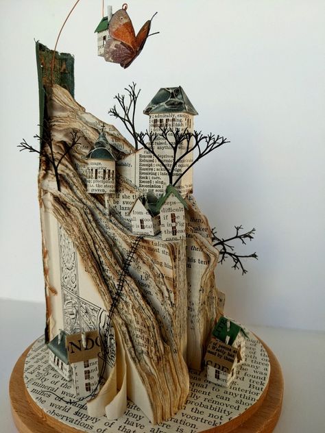 Altered Book Sculpture, Book Art Sculptures, Hanging Craft Ideas, Old Book Crafts, Folding Origami, Hanging Craft, Book Page Crafts, Book Page Art, Altered Book Art