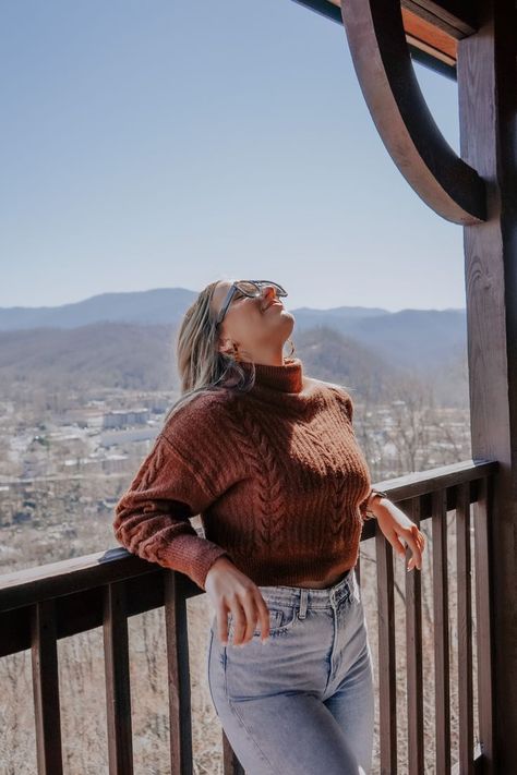 Smoky Mountains Picture Ideas, Gatlinburg Tennessee Pictures, Smoky Mountains Outfits Fall, Gatlinburg Outfits Winter, Pigeon Forge Tennessee Outfits, Mountain Outfit Fall, Gatlinburg Tennessee Outfits, Mountain Picture Ideas, Mountain Photoshoot Ideas