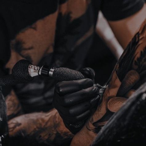 Tattoo Mafia, Tattoo Knee, Kate Stewart, Bad Intentions, Tattoo Photography, Matthew Daddario, Artist Aesthetic, Divergent, Character Aesthetic