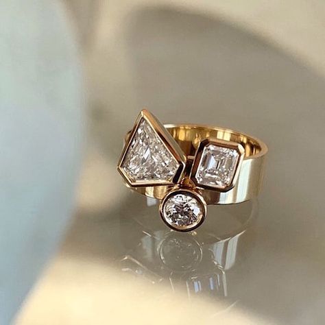 The Chunky Engagement Ring Trend Is Here To Replace Dainty Designs Engagement Ring Bezel, Band Wedding Ring, Dainty Engagement Rings, Bezel Engagement Ring, Quoi Porter, Stone Diamond Ring, Trending Engagement Rings, Ring Bezel, Ring Trends