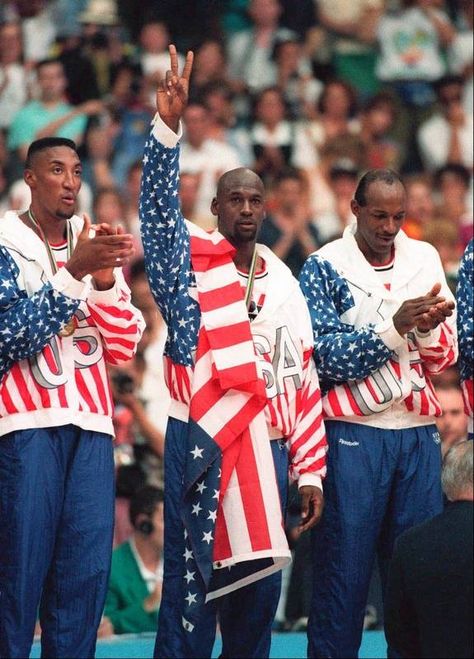 Dream Team 1992, Usa Dream Team, Clyde Drexler, Team Usa Basketball, Olympic Basketball, Michael Jordan Basketball, Nba Fashion, Scottie Pippen, Usa Basketball