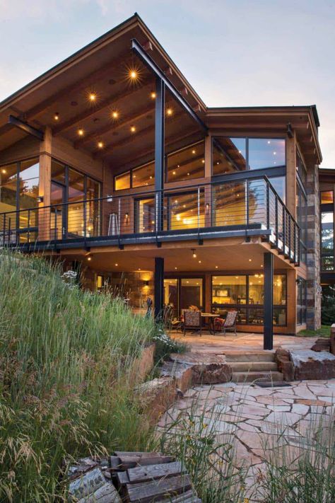 Elegant mountain contemporary home in Colorado radiates with warmth Mountain Contemporary Home, Contemporary Mountain Home, Mountain Home Exterior, Eagle Crest, Villa Design Architecture, Plans Architecture, Modern Mountain Home, Modern Mountain, Village House Design