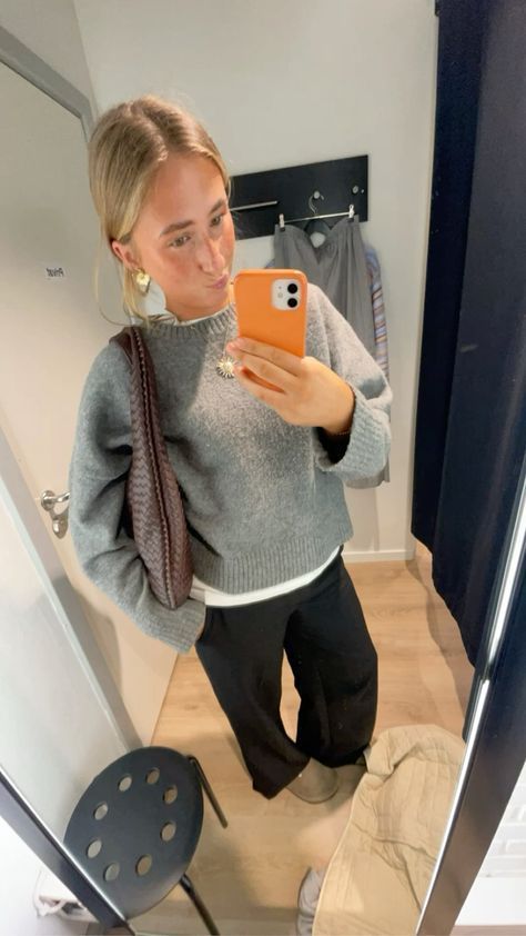 Management Consultant Outfit, H&m Autumn Outfits, Grey Jumper Outfit Women, Winter Scandi Style, Fall Outfits Stockholm Style, Copenhagen Style Fall 2024, Outfit Jean Bleu Clair, Outfit Pull Gris, Grey Knitted Sweater Outfit