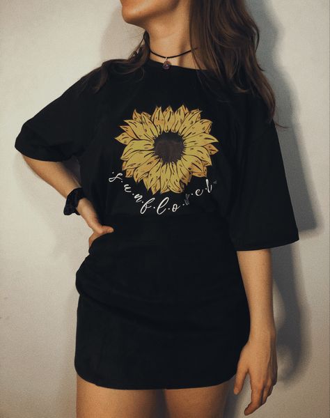 T-shirt with an unique design of a sunflower Sunflower Aesthetic, Aesthetic Hairstyles, T Shirt Outfit, Aesthetic T Shirts, Sunflower Design, Tshirt Outfits, Shirt Outfit, Harry Styles, Classic T Shirts