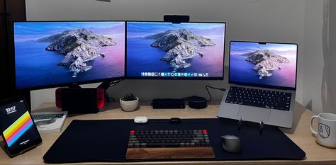 Dual Monitor With Laptop Setup, Dream Setup, Computer Desk With Shelves, Computer Desk Setup, Desk Setups, Streaming Setup, Desktop Setup, Bedroom Setup, Gaming Room Setup