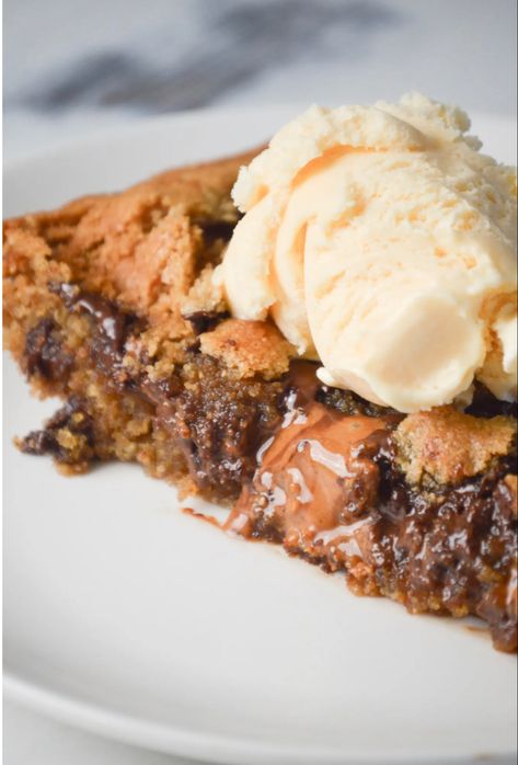 Keto Skillet Cookie, Keto Pizookie, Pizookie Recipe, Skillet Desserts, Keto Cookie Dough, Sweet Bakes, Recipe For 2, Peanut Butter Cup Cookies, Keto Peanut Butter