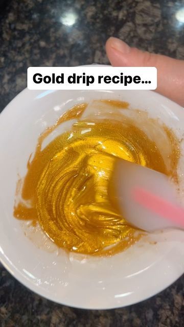 Cakes by Kari on Instagram: "Gold drip recipe, using just 3 ingredients ⤵️ I love how easy and beautiful this gold drip comes out! It’s so simple to make, and you only need 3 ingredients to make it. Here’s exactly how to make this stunning gold drip:👇🏼 Mix together… 1️⃣ 1 tbsp powdered sugar 2️⃣ 1/2 tsp gold luster dust (any shade of gold - or even a different color) 3️⃣ 2 tbsp of light corn syrup All you have to do is pour the mixture into a piping bag, and drip away 💧 Hope this helps! Don’t forget to share your drip cakes and tag me so I can like and share your beautiful work ☺️ #dripcakes #caketips #caketutorials #cakeartistry #golddrip #cakedecorators #cakedesigners #cakeideas #cake #buttercreamfrosting #buttercreamcakes #tutorials #cakesbykari #lusterdust #recipe #cakerecip Gold Drip Recipe, Gold Dripping Cake, Smith Cake, Gold Luster Dust, Syrup Cake, Frosting Flowers, Cake Wallpaper, Cupcake Decorating Tips, Canned Frosting