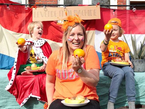 Een leuk spelletje voor op de vrijmarkt op Koningsdag is de levende fruitmachine. Ronald Mcdonald, Holland, Festival, Van