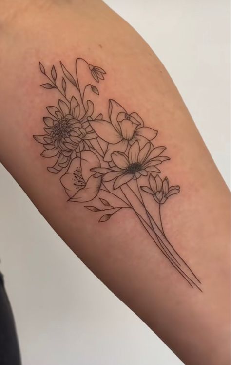 Flower Bouquet Tattoo, Cool Wrist Tattoos, Mom Tattoo Designs, Bouquet Tattoo, Tattoo Flowers, Petite Tattoos, Flower Tattoo Arm, Birth Flower Tattoos, Small Tattoos For Guys