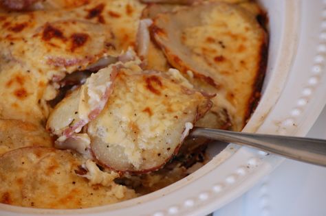 Smoked Gouda Scalloped Potatoes Scalloped Potatoes Easy, Holiday Ham, Smoked Gouda, Scalloped Potatoes, Dinner Sides, Spring Is In The Air, Potato Dishes, Cooking Art, Looks Yummy