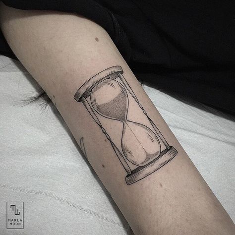 Gracias Bea. #linework #dotwork #blacktattooart #blacktattoomag #blackworkerssubmission #sandclock Tattoo Hourglass, Hourglass Tattoo Meaning, Minimalist Tattoo Meaning, Hourglass Tattoo, Tattoo Trend, Clock Tattoo, Subtle Tattoos, Time Tattoos, Tattoo Trends