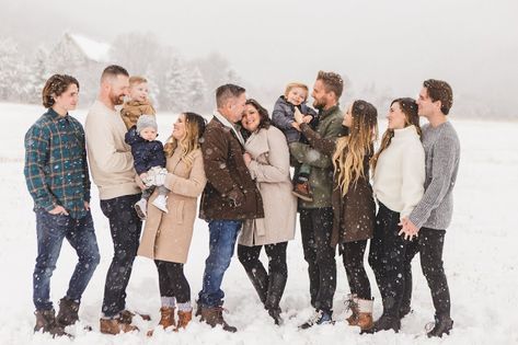 Maleah Photography, snow, family Large Family Photo Shoot Ideas Winter, Large Family Photo Outfits Winter, Family Photo Ideas Winter, Winter Extended Family Photos, Snowy Family Photos, Snow Family Pictures, Winter Family Photoshoot Outfits, Adult Family Photos, Large Family Pictures