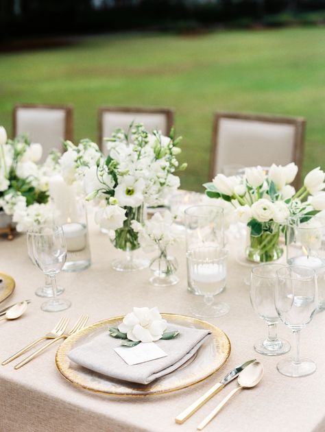 Rectangle Table Centerpieces, Classic Centerpieces, Ways To Fold Napkins, Rectangle Wedding Tables, Classic Wedding Centerpieces, Wedding Napkin Folding, Fold Napkins, Traditional Flowers, Wedding Reception Napkins