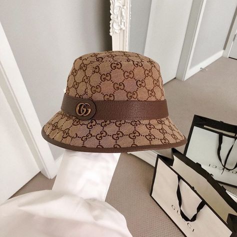 @badest.outfits on Instagram: “gucci bucket hat” Gucci Bucket Hats, Cute Bucket Hats, Gucci Bucket Hat, Estilo Madison Beer, Bucket Hat Outfit, Bucket Hat Fashion, Luxury Hats, Stylish Caps, Gucci Hat