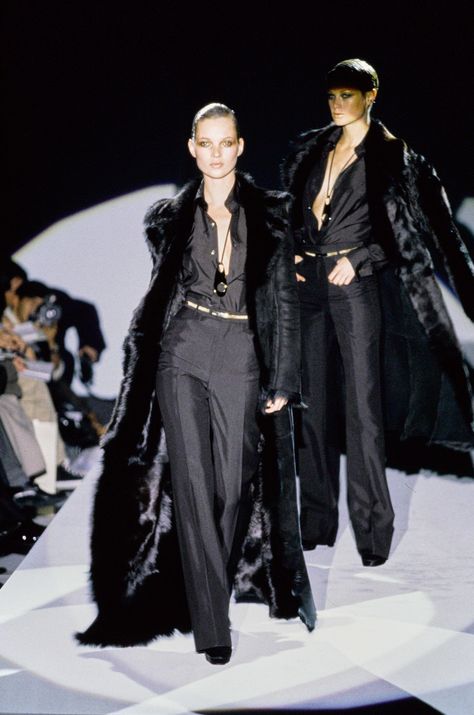 Gucci Fall 1996 Ready-to-Wear Fashion Show - Kate Moss Tom Ford Gucci, Vintage Runway, Kate Moss, Look Chic, Couture Fashion, 90s Fashion, Tom Ford, Runway Fashion, Fashion Inspo Outfits