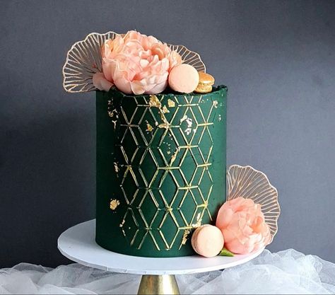 Mehandi Cake Design, Green Wedding Tablecloth, Dark Green Wedding Cake, Dark Green Wedding Cakes, Suit With Pink Tie, Wedding Colors 2025, Cake Dekoration, White Flower Boutonniere, Dark Green Bridesmaid Dresses