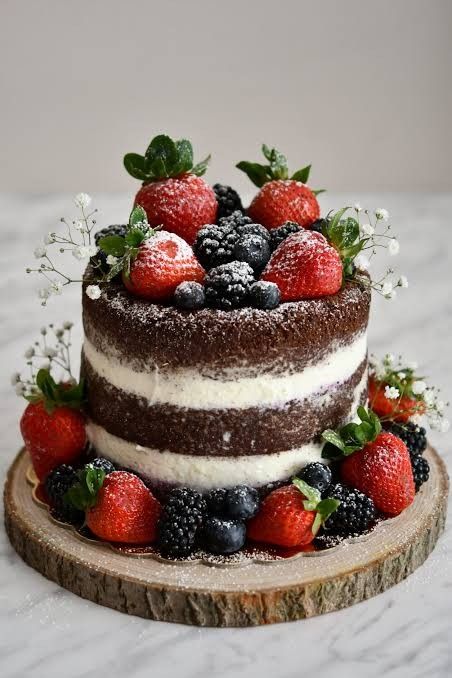 Strawberry On Top Of Cake, Layered Cake With Fruit, Naked Strawberry Birthday Cake, Fresh Fruit Birthday Cake Ideas, Naked Cakes Chocolate, Wedding Cakes With Berries, Strawberry Chocolate Birthday Cake, Birthday Cake Ideas Fruit, Chocolate Cake With Fruit On Top