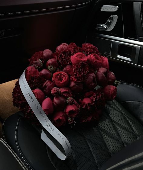 Azriel Acotar, Luxury Flower Bouquets, Fancy Flowers, Boquette Flowers, Red Peonies, Nothing But Flowers, Flower Therapy, Peonies Bouquet, Beautiful Bouquet Of Flowers