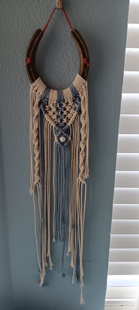 Macrame With Horseshoes, Macrame Horseshoe Pattern, Horse Yoke Ideas, 2 Color Macrame, Macrame Horseshoe, Horseshoe Macrame, Horseshoe Ideas, Horseshoe Crafts, Macrame Curtain