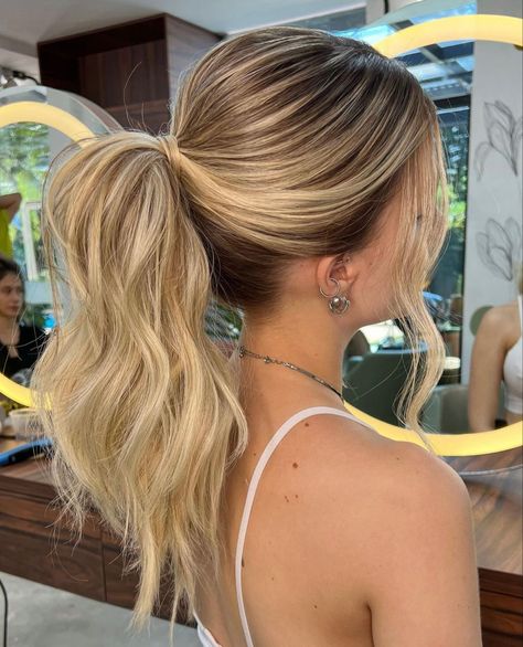 Radiate bridal beachy waves beauty with this effortless casual ponytail hairstyle, thoughtfully created by @calitamarques. 🌊💍 Explore more bridal hair inspiration, carefree elegance, and breezy looks on our Pinterest. Join us in crafting your perfect wedding day style. 👰✨ #BridalBeachyWaves #CasualBridalLook #BridalHairInspo #CreditToCalitaMarques Prom Up Do Ponytail, Ball Hairstyles Ponytail, Waves Ponytail Hairstyles, Bridesmaid Hair Inspo Ponytail, Prom Hairstyle Blonde, Cute Hoco Hairstyles Ponytail, High Pony For Wedding Guest, Up Hair Styles For Homecoming, Grad Hair Ponytail