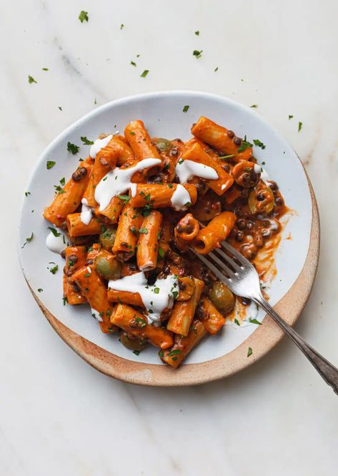 High Protein Harissa + Lentil Pasta - SO VEGAN Harissa Pasta, Entertaining Dishes, Vegan Pasta Sauce, Bean Pasta, Lentil Pasta, Protein Pasta, Meatless Recipes, High Protein Vegan, Vegetable Puree