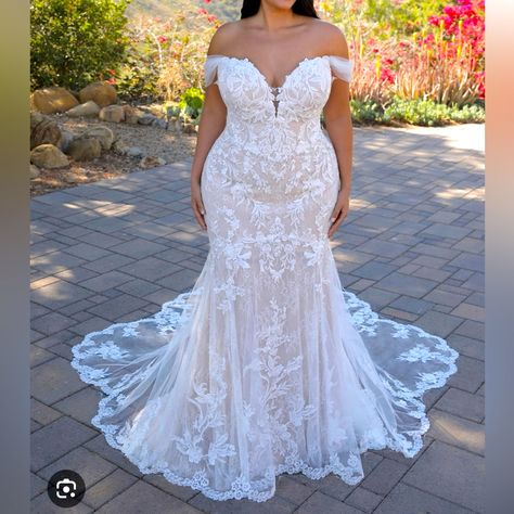 Wedding gown plus size