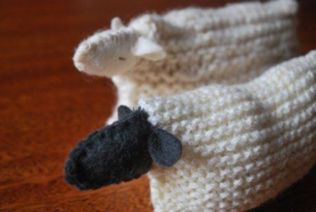 How to make a sheep out of a knitted/crocheted square - tutorial, Easy for c rochetsquare too (hence pinning). Love simple idea, great for children, thanks so xox Knitted Sheep, Sheep Crafts, Knit Basket, Beginner Knitting Projects, Vogue Knitting, A Sheep, Knitted Animals, Knitted Wit, Crochet Square