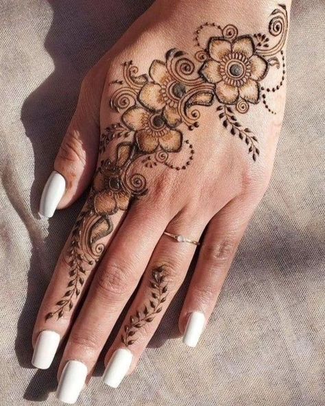 Arabic tch❇️ #henna #mehandi Simple Pretty Henna Designs, Arabian Henna Designs Simple, Flower Mehndi Designs Back Hand, Hinna Styles Simple, Elegant Henna Designs Simple, Easy Mendhi Designs Simple, Henna Designs Inside Hand, Minimalistic Henna Designs, Simple Flower Henna