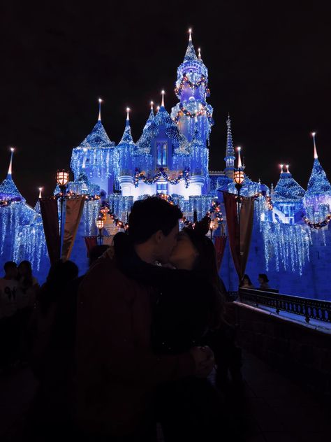 Disneyland Castle Couple Pictures, Disney Park Couple, Disney Relationships Couples, Disneyland Cute Pictures, Couples Disney Pictures Ideas, Cute Couple Pics Disney, Couple Pics At Disney World, Disneyland Picture Ideas Couples, Disney Couple Goals