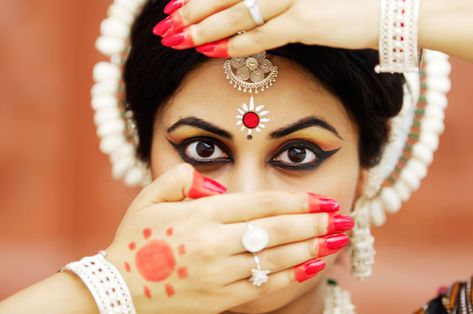 Image result for north indian classical dance face makeup Bharatanatyam Makeup, Bride Bengali, Brides Indian, Indian Classical Dancer, Bharatanatyam Poses, Kathak Dance, Dance Of India, Indian Classical Dance, Dance Makeup