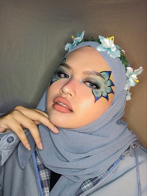 Hijabis makeup ideas✨✨ #makeup #makeuplook #makeupideas #hijab Face Art Makeup Flowers, Makeup Karakter Simple, Make Up Karakter, Makeup Karakter, Face Art Painting, Make Up Mata, Flower Makeup, Face Painting Easy, Face Art Makeup