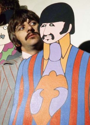 Ringo Starr with the Ringo Starr cut out board from the film Yellow Submarine:) (Ringo's face lol) Yellow Submarine Movie, Stuart Sutcliffe, Ringo Star, Richard Starkey, Beatles Ringo, Beatles Photos, Beatles Art, Beatles Yellow, Sheryl Crow