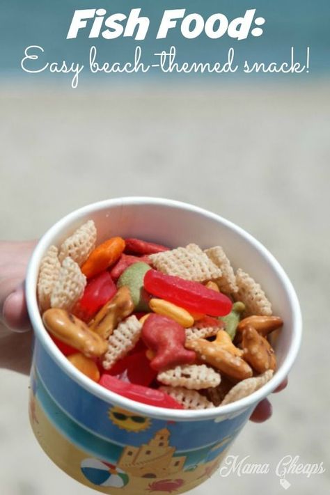 Super easy beach themed snack!  Perfect for beach trips, pool parties, road trips, etc! https://www.mamacheaps.com/2018/06/fish-food-easy-beach-themed-snack-mix.html Ocean Snacks, Pool Snacks, Beach Treats, Theme Snack, Fish Snacks, Beach Snacks, Florida Aesthetic, Vacation Meals, Beach Meals