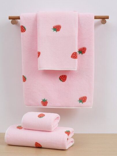 Discover great products at the best prices at Dealmoon. 1pc Strawberry Print Towel. Strawberry Kitchen, Cute Furniture, Bedroom Red, Christmas Bedroom, Pink Bathroom, Strawberry Print, Cute House, Bathroom Towel, Pink Houses