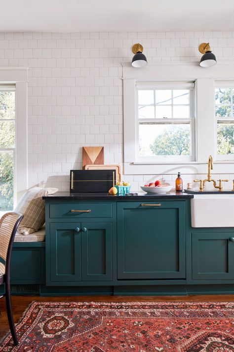 Interior designer Ellen Godfrey opted for a rich, dark green (Dunn-Edwards Black Spruce [DE6308]) for their 1928 Craftsman-style house in Birmingham. #boldpaintcolors #boldkitchencolors #kitchenideas #kitchencabinetcolors #tealkitchen #southernliving Black Countertop Colored Cabinets, Colorful Kitchen Black Countertop, Dark Turquoise Cabinets Kitchen, Black Teal Kitchen, Pastel Cabinets Kitchen, Natural Wood Kitchen Cabinets Black Countertops, Black And Teal Kitchen, Teal Green Kitchen, Frenchic Kitchen